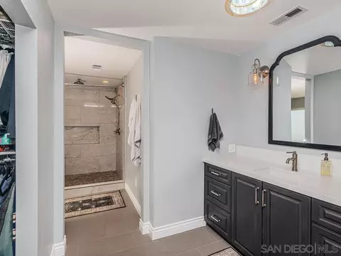 Bath - 33928 Calle Vis, Temecula, CA 92592 photo 2 of 5