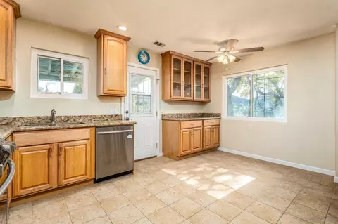 Kitchen - 31231 Palimo Dr, Escondido, CA 92026 photo 3 of 4