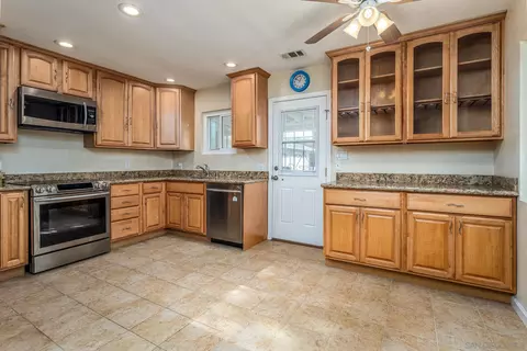 Kitchen - 31231 Palimo Dr, Escondido, CA 92026 photo 2 of 4