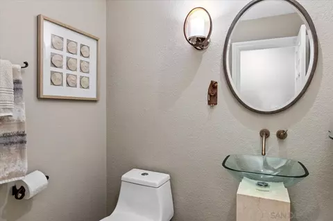 Bath - 2031 Ridgecrest Pl, Escondido, CA 92029 photo 3 of 4