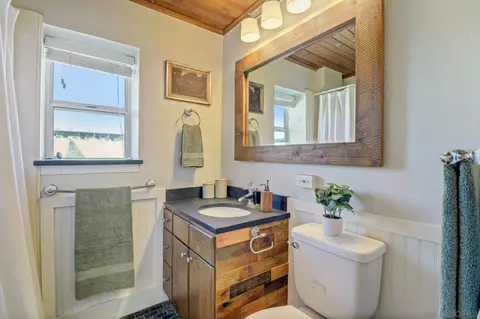 Bath - 12624 Metate Ln, Poway, CA 92064 photo 1 of 1