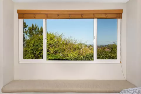 Living - 1876 Burnt Maple Way, Vista, CA 92081 photo 3 of 3