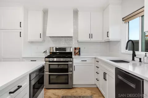 Kitchen - 1876 Burnt Maple Way, Vista, CA 92081 photo 4 of 7