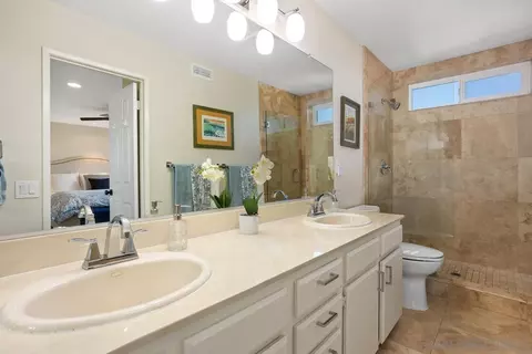 Bath - 1876 Burnt Maple Way, Vista, CA 92081 photo 2 of 5