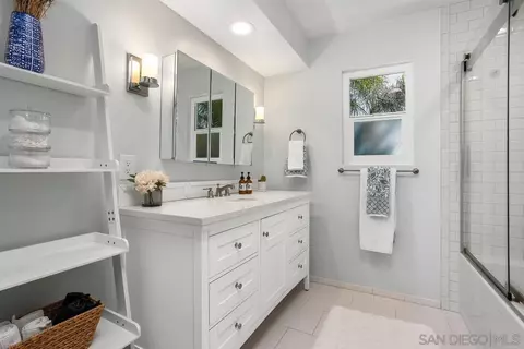 Bath - 1876 Burnt Maple Way, Vista, CA 92081 photo 5 of 5