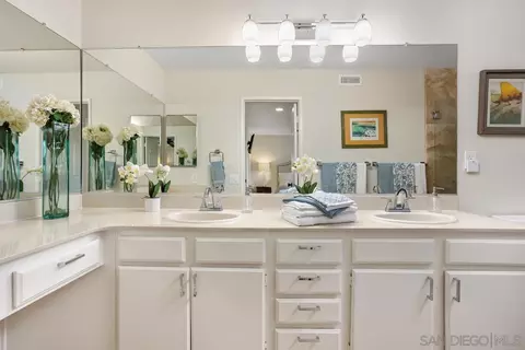 Bath - 1876 Burnt Maple Way, Vista, CA 92081 photo 3 of 5