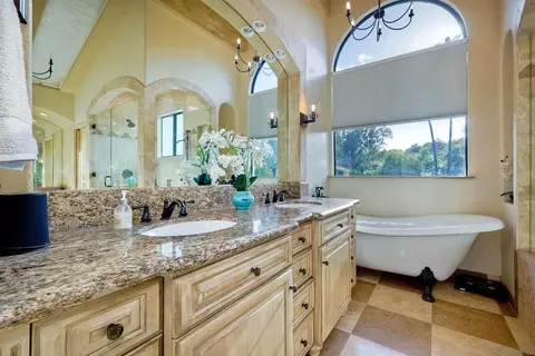 Bath - 16231 Oak Creek Trl, Poway, CA 92064 photo 3 of 6