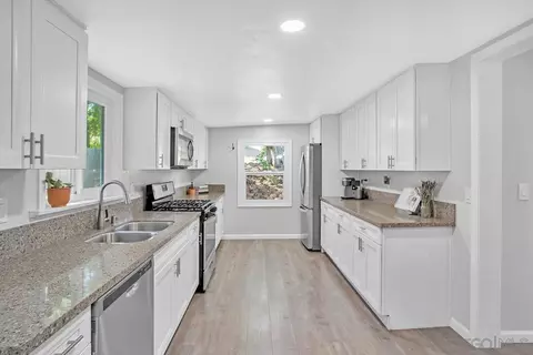 Kitchen - 510 Porter St, Fallbrook, CA 92028 photo 2 of 4