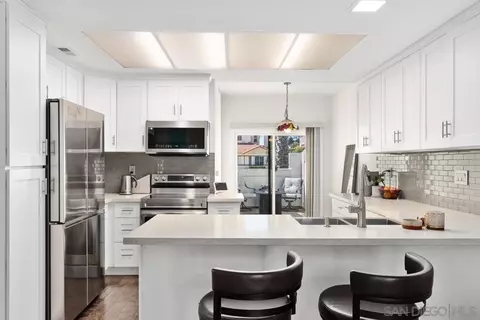 Kitchen - 817 Summerhill Ct, Encinitas, CA 92024 photo 2 of 5