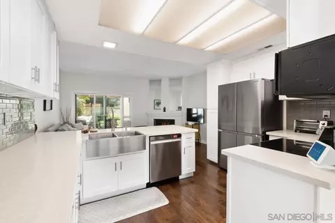 Kitchen - 817 Summerhill Ct, Encinitas, CA 92024 photo 4 of 5