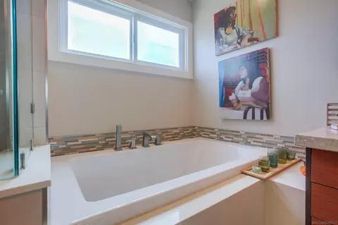 Bath - 925 Berkeley Way, Vista, CA 92084 photo 4 of 7