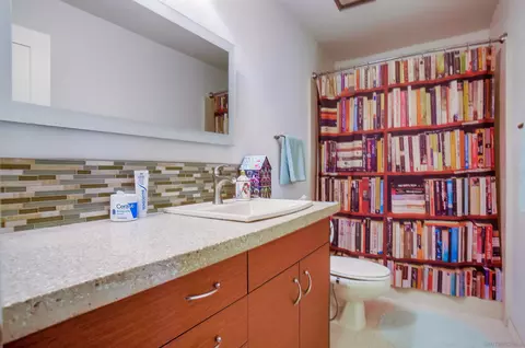 Bath - 925 Berkeley Way, Vista, CA 92084 photo 6 of 7