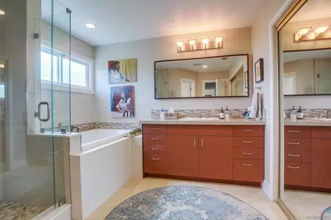Bath - 925 Berkeley Way, Vista, CA 92084 photo 3 of 7