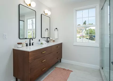 Bath - 9841 Mozelle Ln, La Mesa, CA 91941 photo 2 of 4
