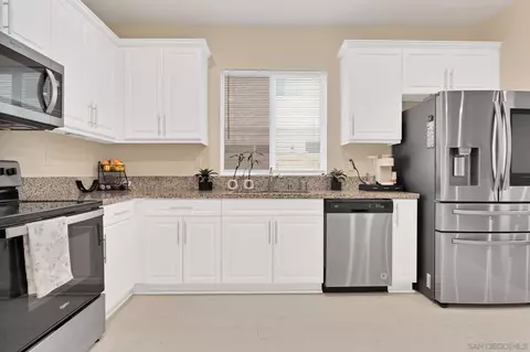 Kitchen - 10719 Porter Ter, Spring Valley, CA 91978 photo 4 of 8