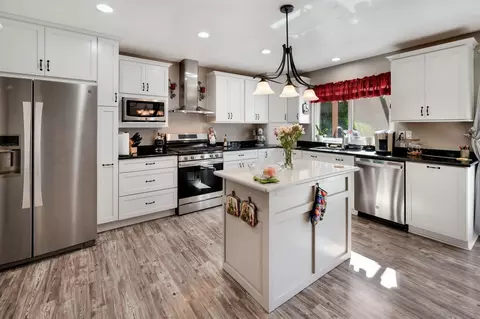 Kitchen - 3635 Oak Cliff Dr, Fallbrook, CA 92028 photo 2 of 3