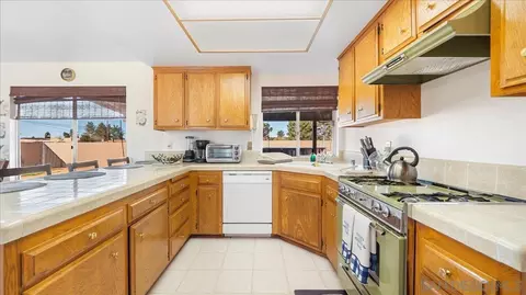 Kitchen - 20625 Tonawanda Rd, Apple Valley, CA 92307 photo 2 of 3