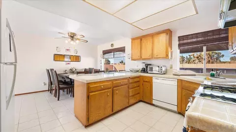 Kitchen - 20625 Tonawanda Rd, Apple Valley, CA 92307 photo 3 of 3