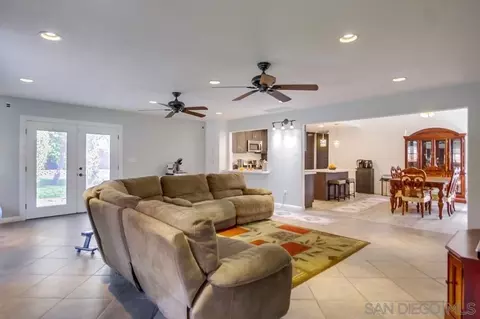 Living - 13105 Lakeshore Dr, Lakeside, CA 92040 photo 6 of 7