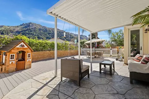 Exterior - 3807 Lake Park St, Fallbrook, CA 92028 photo 4 of 11