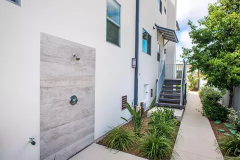 Exterior - 127 W Jason St, Encinitas, CA 92024 photo 5 of 8