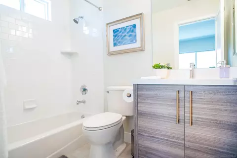 Bath - 127 W Jason St, Encinitas, CA 92024 photo 2 of 2