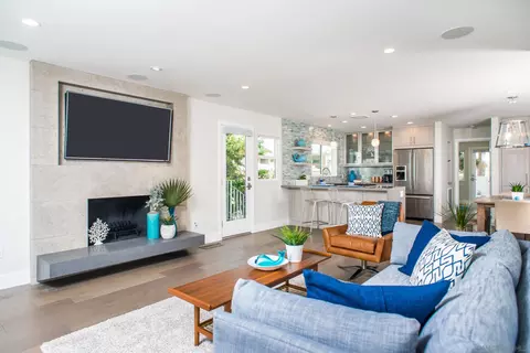 Living - 127 W Jason St, Encinitas, CA 92024 photo 2 of 4