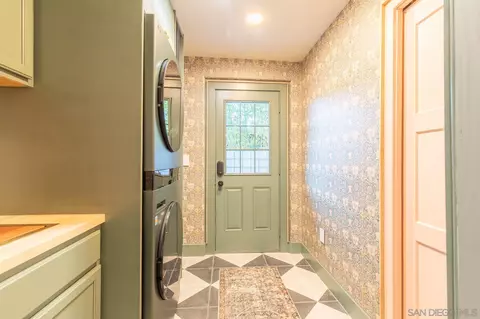 Entry Way - 398 S Santa Rosa Ave, El Centro, CA 92243 photo 6 of 7