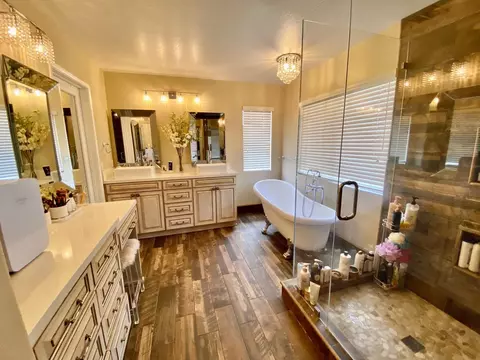 Bath - 2593 Fresh Waters Ct, Spring Valley, CA 91978 photo 2 of 6