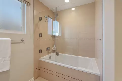 Bath - 8676 Cliffridge Ave, La Jolla, CA 92037 photo 7 of 9