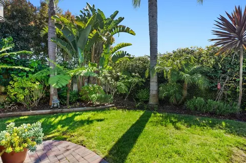 Exterior - 8676 Cliffridge Ave, La Jolla, CA 92037 photo 10 of 11