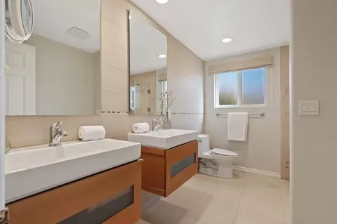 Bath - 8676 Cliffridge Ave, La Jolla, CA 92037 photo 6 of 9