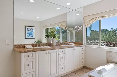 Bath - 8676 Cliffridge Ave, La Jolla, CA 92037 photo 4 of 9