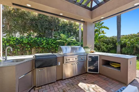 Exterior - 8676 Cliffridge Ave, La Jolla, CA 92037 photo 4 of 11