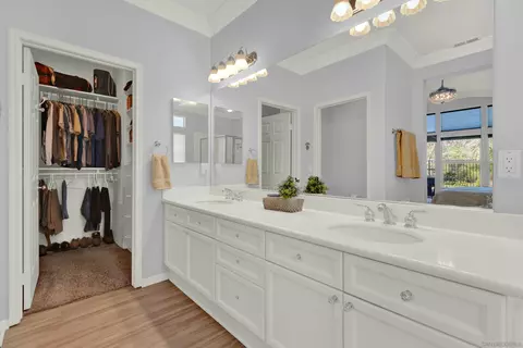 Bath - 2346 Fallbrook Pl, Escondido, CA 92027 photo 6 of 6