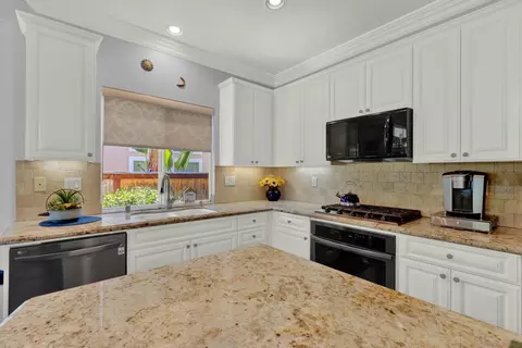 Kitchen - 2346 Fallbrook Pl, Escondido, CA 92027 photo 4 of 5