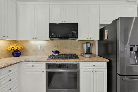Kitchen - 2346 Fallbrook Pl, Escondido, CA 92027 photo 2 of 5