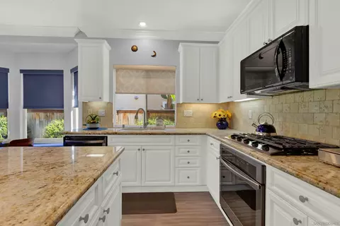 Kitchen - 2346 Fallbrook Pl, Escondido, CA 92027 photo 3 of 5