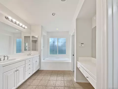Bath - 399 Amparo Dr, Escondido, CA 92025 photo 4 of 4