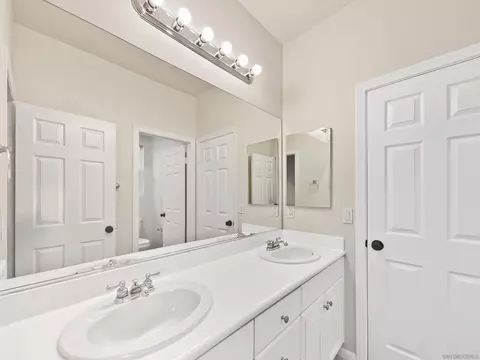 Bath - 399 Amparo Dr, Escondido, CA 92025 photo 3 of 4