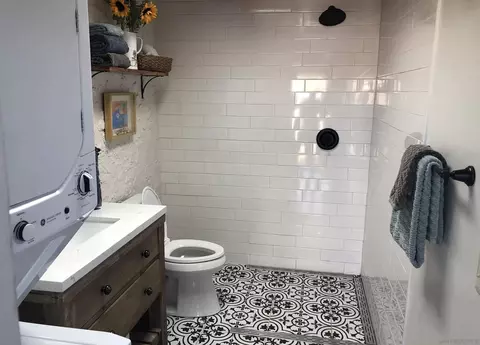 Bath - 806 West St, Oceanside, CA 92054 photo 3 of 3