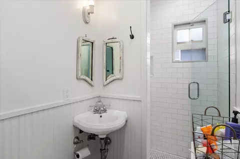 Bath - 806 West St, Oceanside, CA 92054 photo 1 of 3