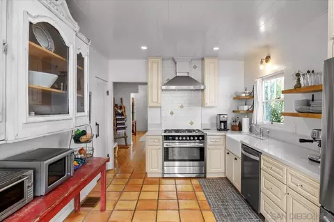 Kitchen - 806 West St, Oceanside, CA 92054 photo 2 of 4