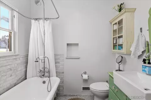 Bath - 806 West St, Oceanside, CA 92054 photo 2 of 3