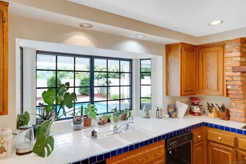 Kitchen - 3675 Northcliff Dr, Fallbrook, CA 92028 photo 4 of 6