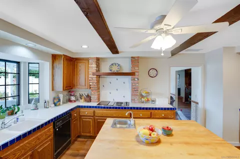Kitchen - 3675 Northcliff Dr, Fallbrook, CA 92028 photo 3 of 6