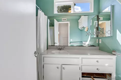 Bath - 13246 Powers Ct, Poway, CA 92064 photo 2 of 5