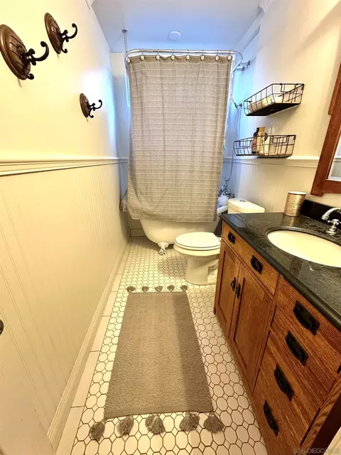 Bath - 944 Woodcreek Rd, Fallbrook, CA 92028 photo 2 of 4