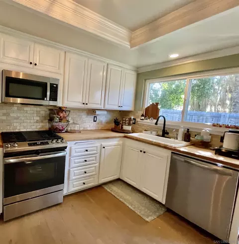 Kitchen - 944 Woodcreek Rd, Fallbrook, CA 92028 photo 3 of 4