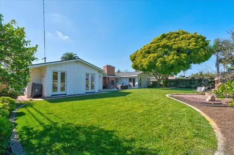 Exterior - 3019 Mesa Dr, Oceanside, CA 92054 photo 7 of 9
